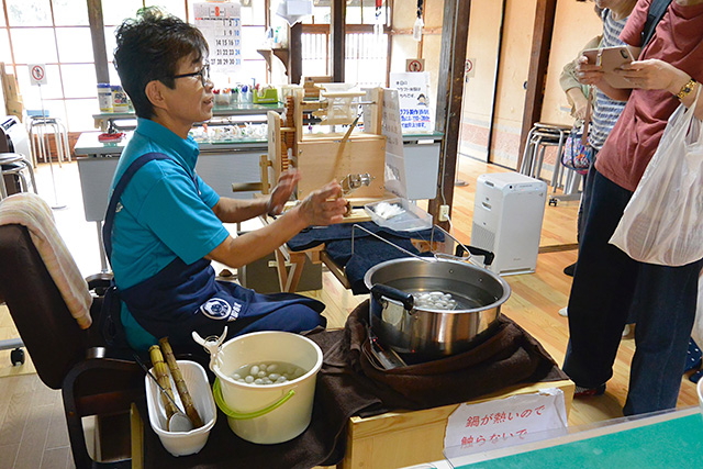 生糸を紡ぐ実演