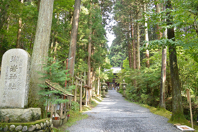 御岩神社・境内