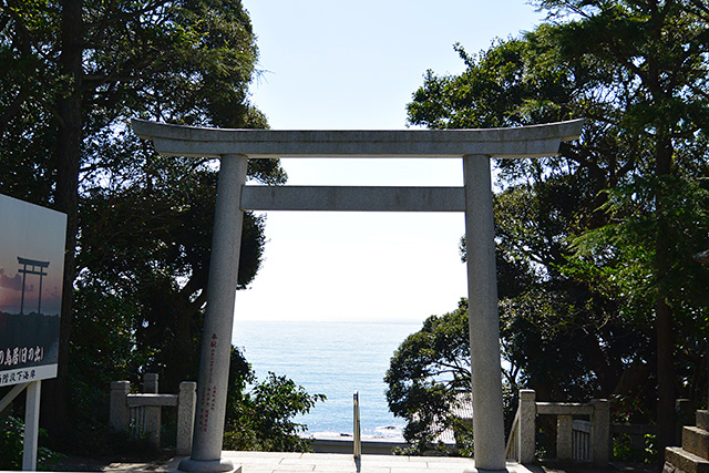 神磯の鳥居へ行く鳥居