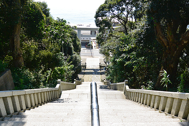 神磯の鳥居へ行く階段