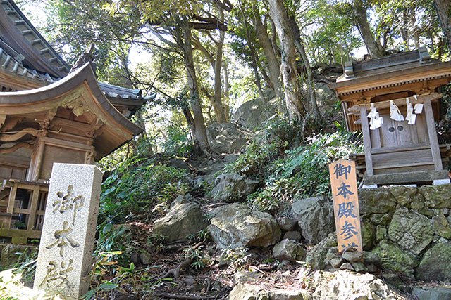 大甕神社・本殿へ