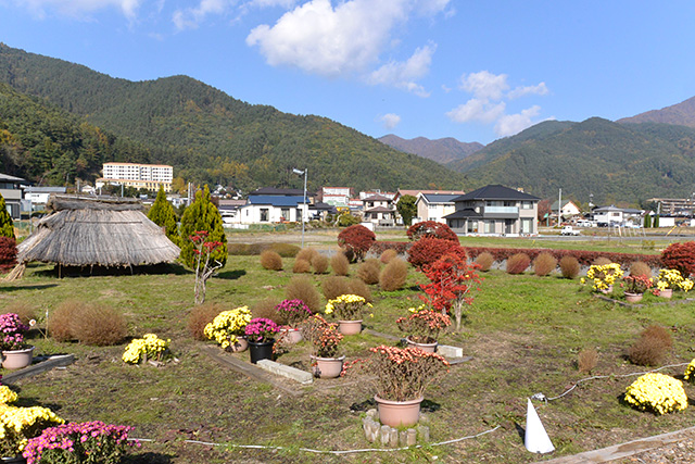 河口湖・もみじ回廊脇の広場