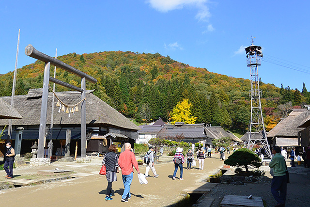 大内宿の中間地点の鳥居と火の見櫓