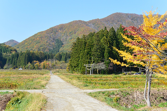 田園の中の高倉神社の第二の鳥居