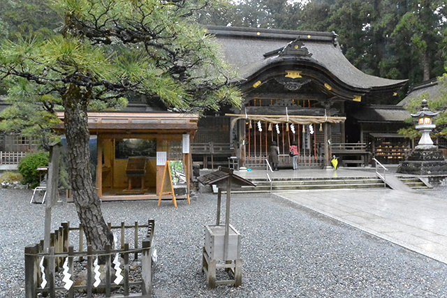 小國神社・拝殿の左前にあるのは金銀石