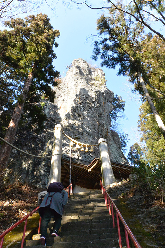 妙義山をバックにした中之嶽神社