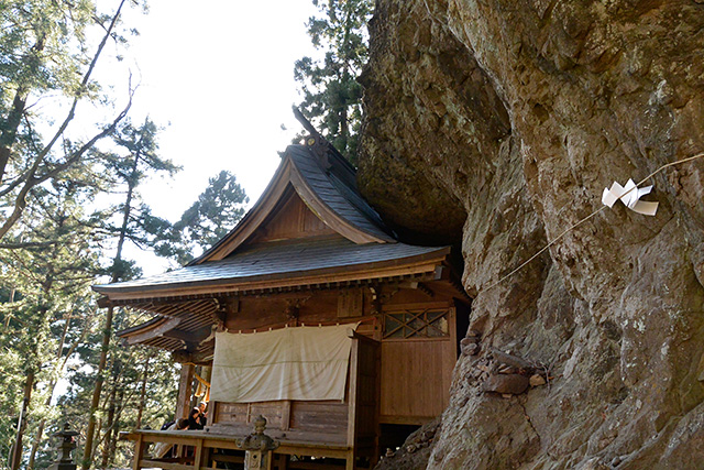 岩の中の中之嶽神社