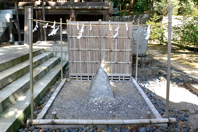 筑波山神社・厄割り玉を投げる岩