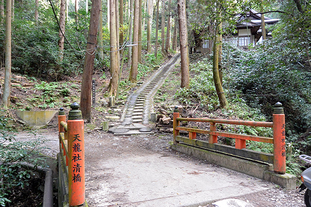 清明の滝へ