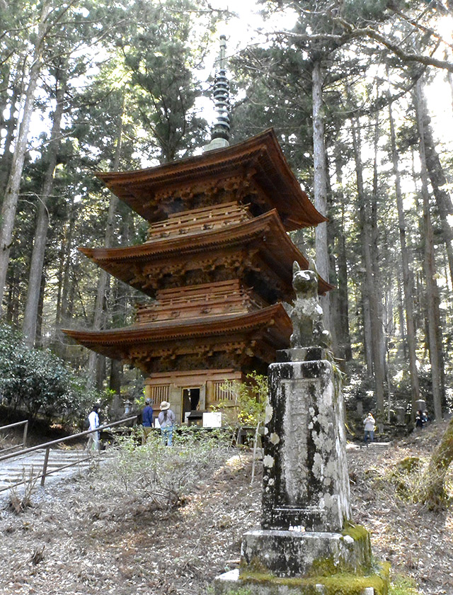 三重塔と霊験早太郎碑