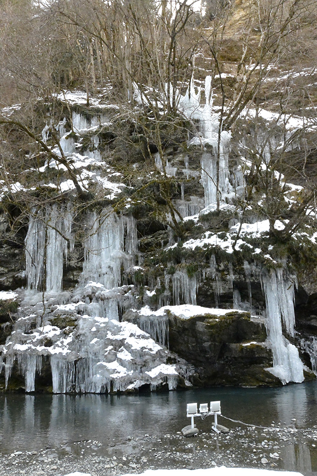 三十槌の氷柱