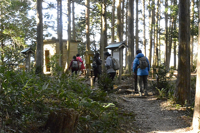 馬越峠の頂上