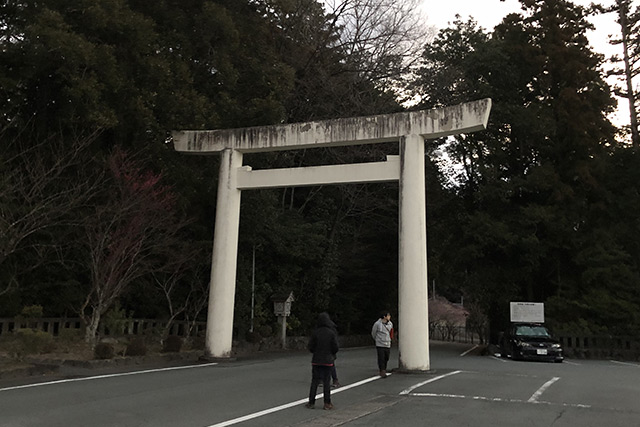 「木つつ木館」のそばの鳥居