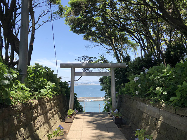 海の見える鳥居