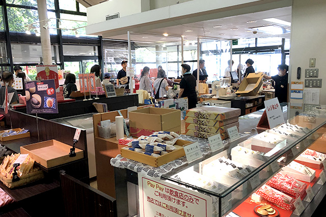 桔梗屋の売店コーナー