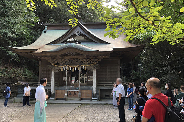 泉神社の拝殿と宮司