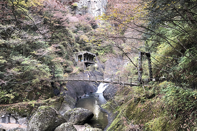 袋田の滝・第1観瀑台と吊り橋