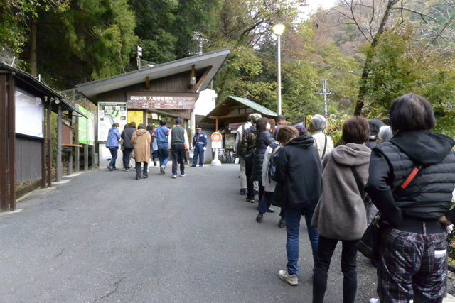 袋田の滝・滝観瀑トンネルへ