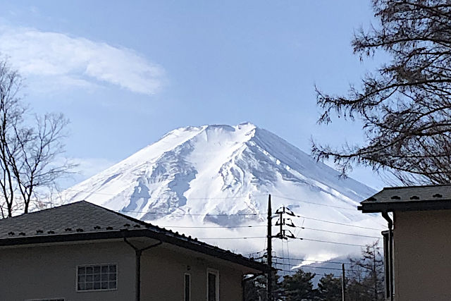 新屋山神社駐車場からの富士山