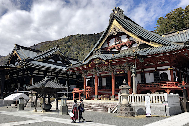 見延山久遠寺・本堂と祖師堂