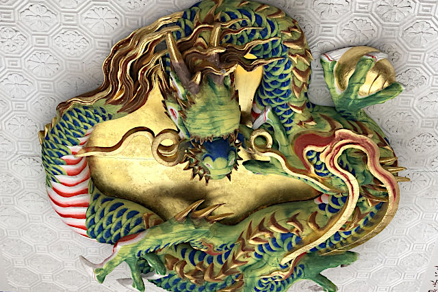 三峯神社・手水舎の天井の龍