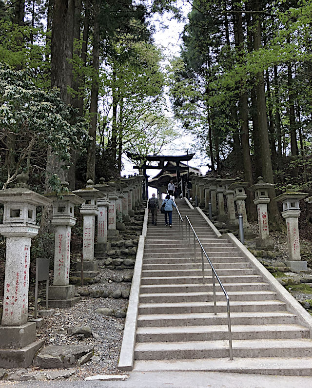 三峯神社・遥拝殿へ