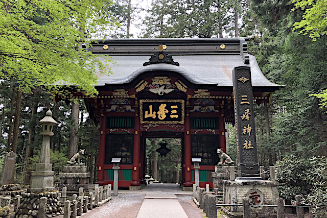 三峯神社・随身門