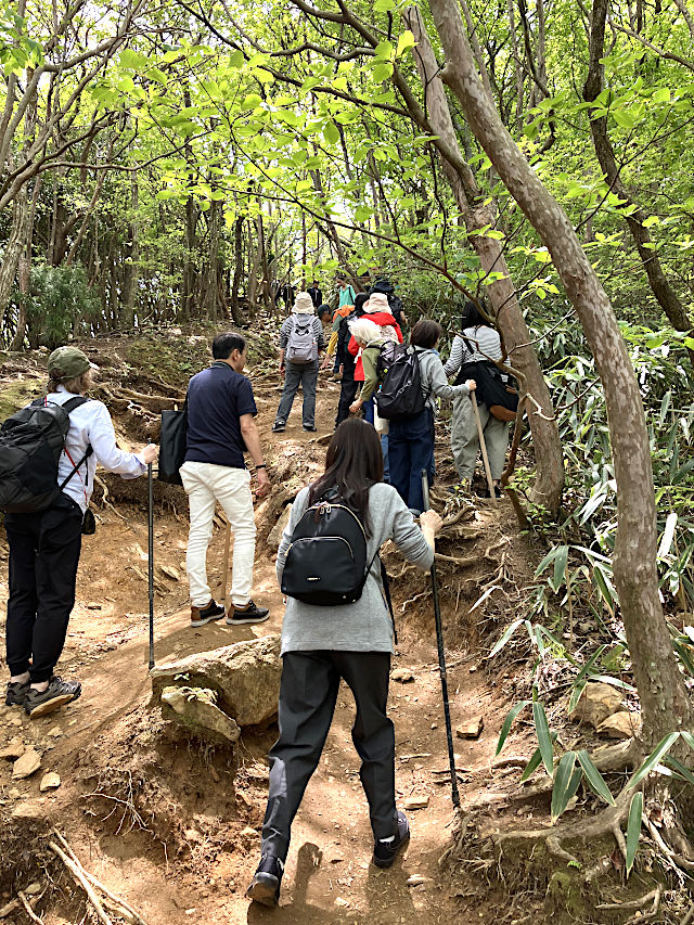 御岩山頂上へ