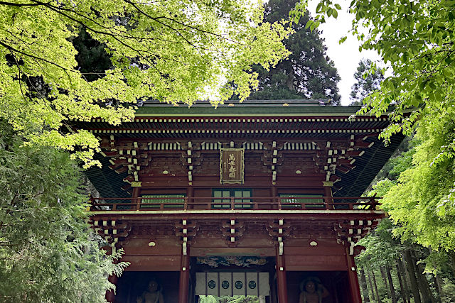 御岩神社の楼門