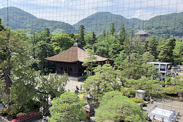 山門の上からみた経蔵