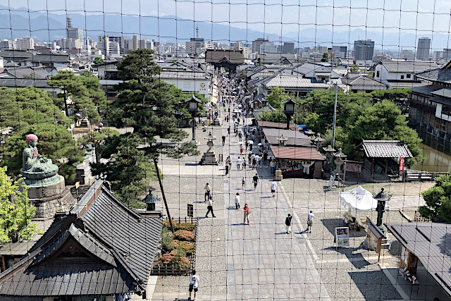山門の上からみた仁王門方面