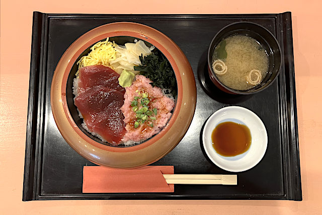 まぐろ二色丼