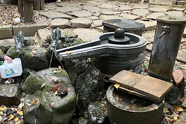 龍蛇神の社名水汲み所