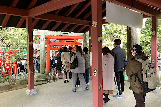 勝馬神社の多くの参拝者