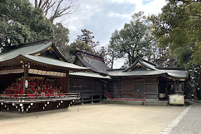 神楽殿と本殿・拝殿