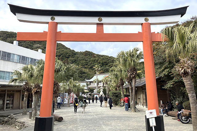 鵜戸山の磨崖仏へ