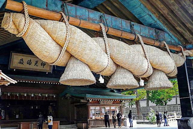 神楽殿の大しめ縄