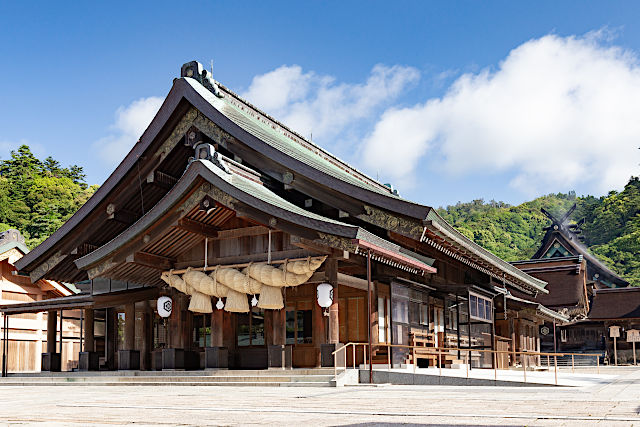 出雲大社の拝殿と御本殿