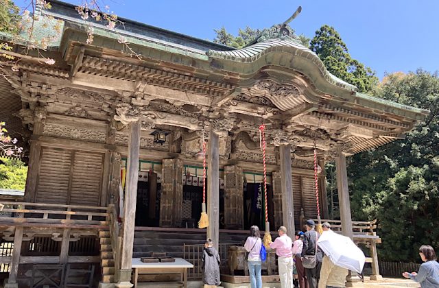 金華山黄金山神社の拝殿