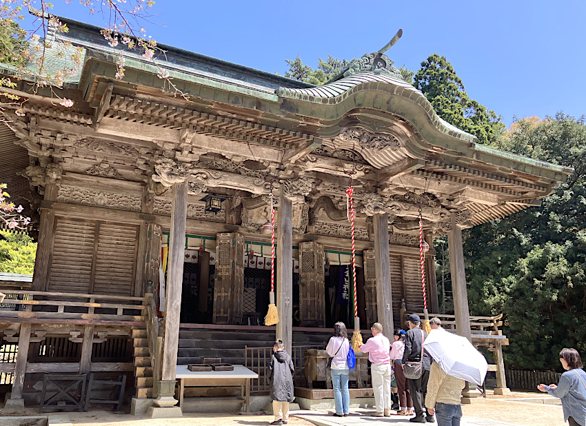 金華山黄金山神社の拝殿