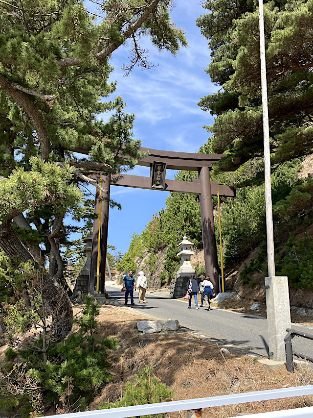 金華山黄金山神社の鳥居