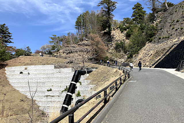 金華山黄金山神社の海沿いの参道