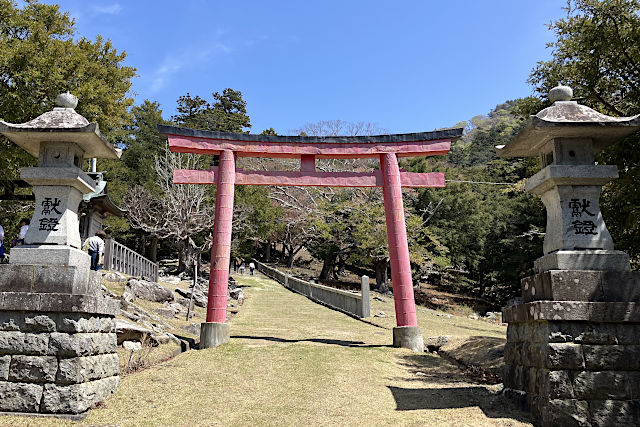 金華山黄金山神社の参道