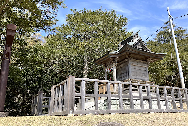 鳥居の左にある濱神社