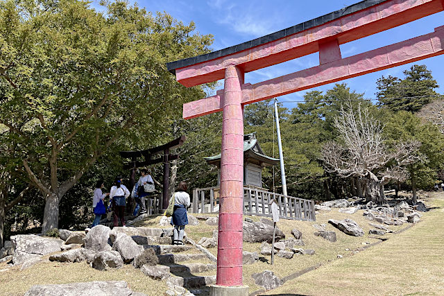 鳥居の左にある濱神社