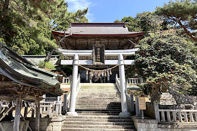金華山黄金山神社の石鳥居