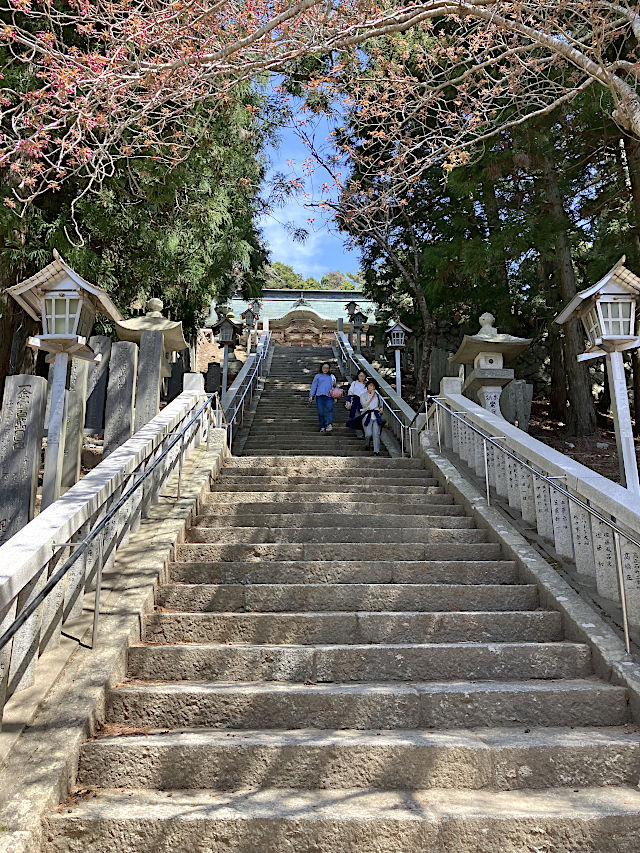 金華山黄金山神社の70段の階段