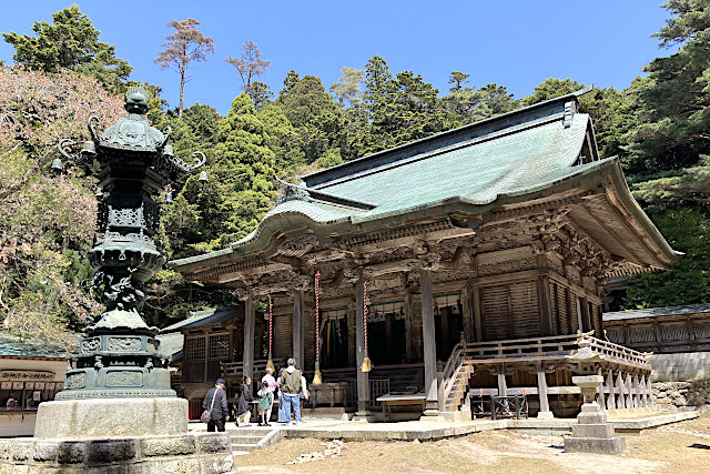 金華山黄金山神社の拝殿