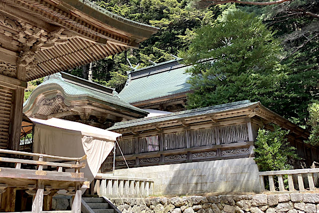 金華山黄金山神社の本殿