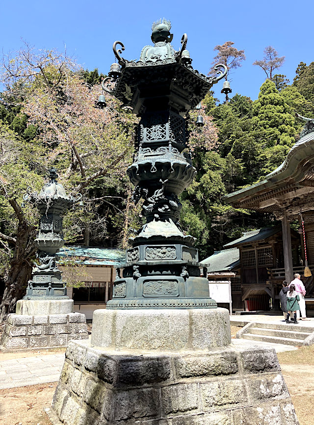 拝殿の前には、一対の青銅製の常夜燈